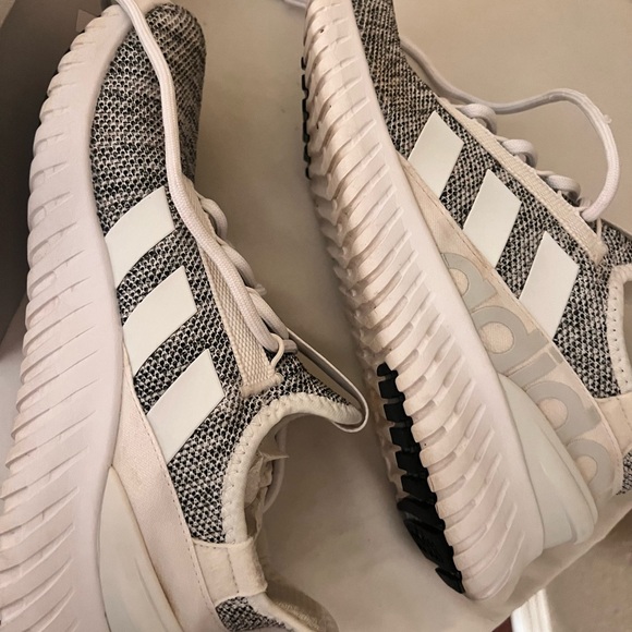 Used Men’s Adidas Tennis Shoe. - Picture 5 of 10